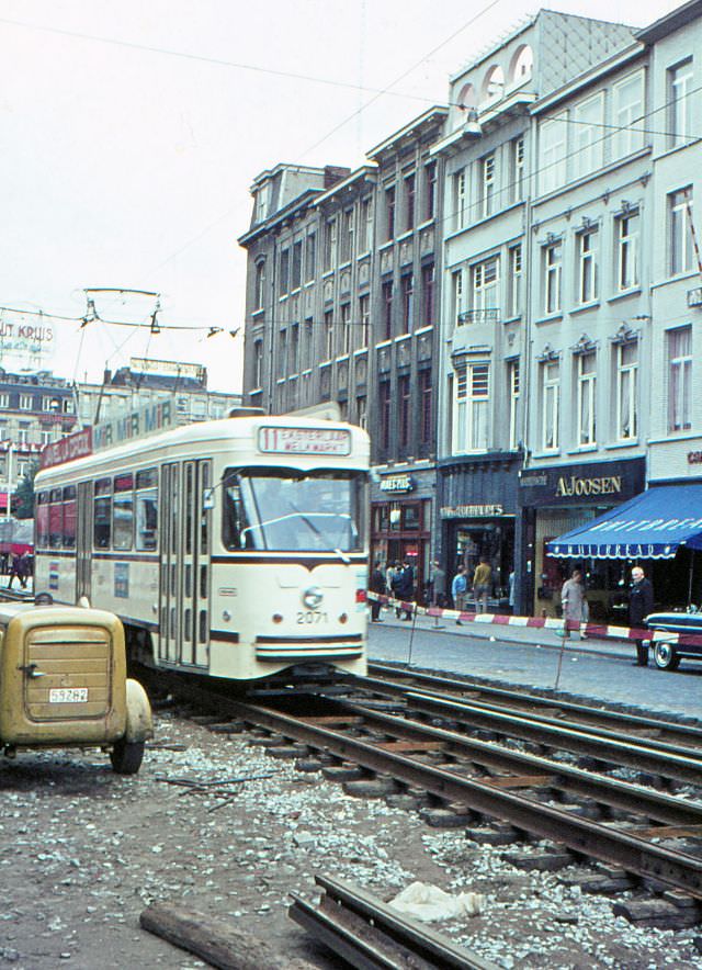 PCC 2071 on route Nº 11 in old livery at the Carnot Street under renovation, Antwerp.