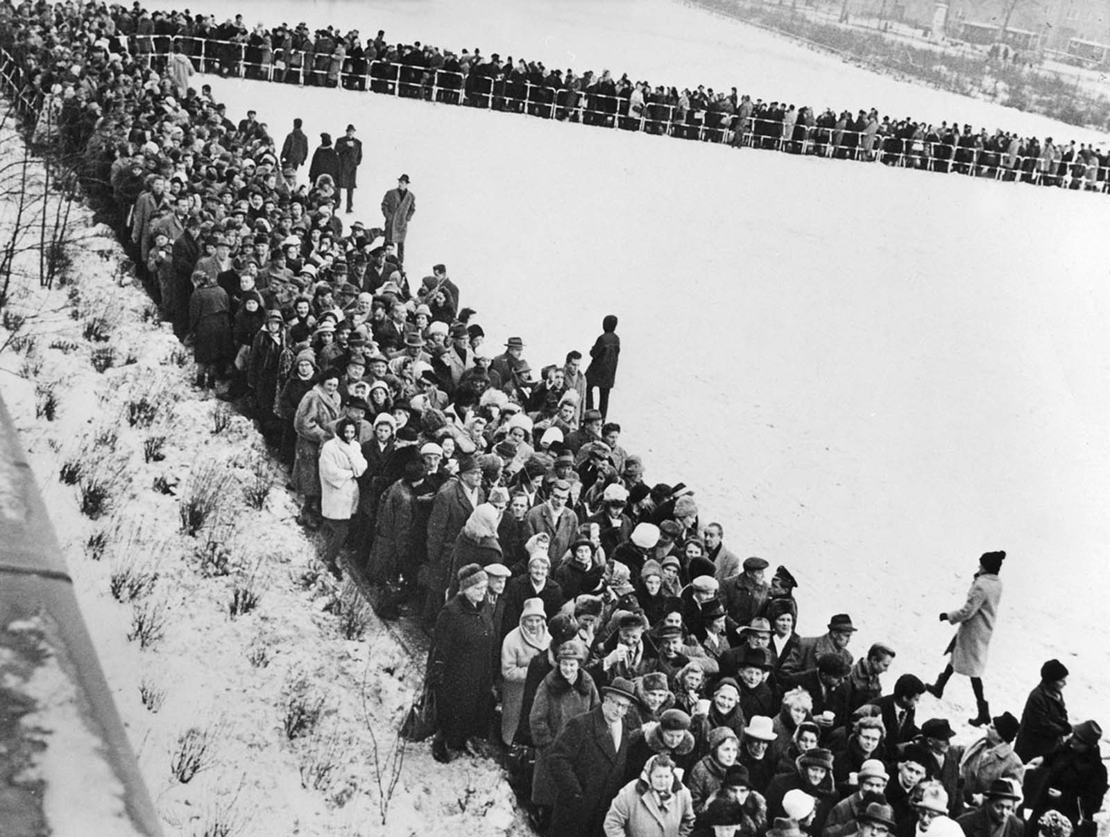 Thousands of people line up at the Schillerstrasse in Charlottenburg, Berlin, to apply for a passage slip to get across the border on December 19, 1963.