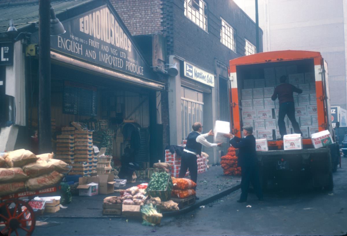 Edgbaston St, Edmund Bros Fruit and Veg Ltd, English and Imported Fruit, unloading Irish apples from Co Arnargh and Co Derry) A conveyor belt takes the fruit in to the store – Nov 28 1968