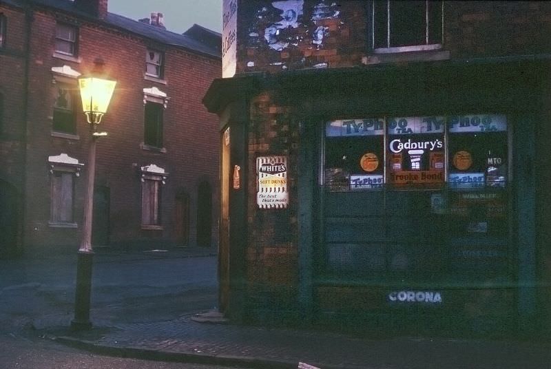 Icknield Square corner shop was off Monument Rd., quite near Monument Lane station, this little shop and gas lamp was on one of the corners