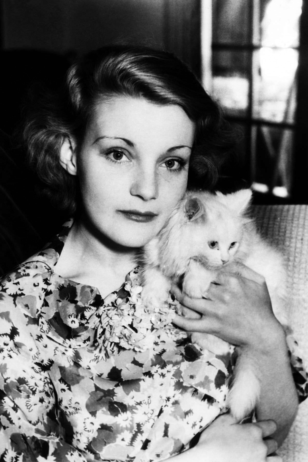 Helen Chandlerat home with her cat, whom she named Blue Bell, in June 1933.