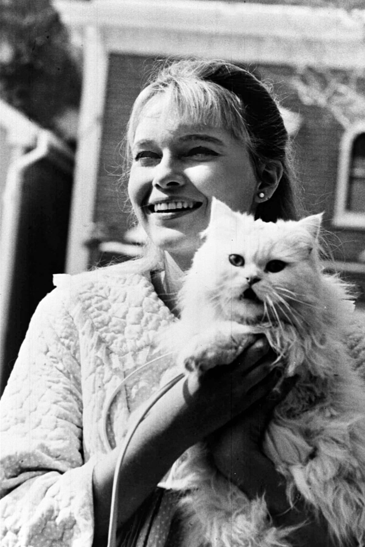 Mia Farrow was photographed with her cat companion Ref. September 12, 1965