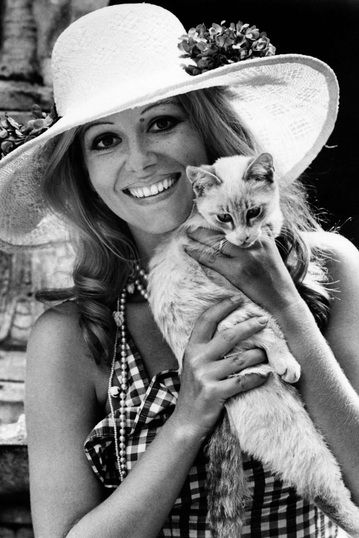 Those Italians have a way with cats. Here, famed ties singer Ombretta Colli with her pet.