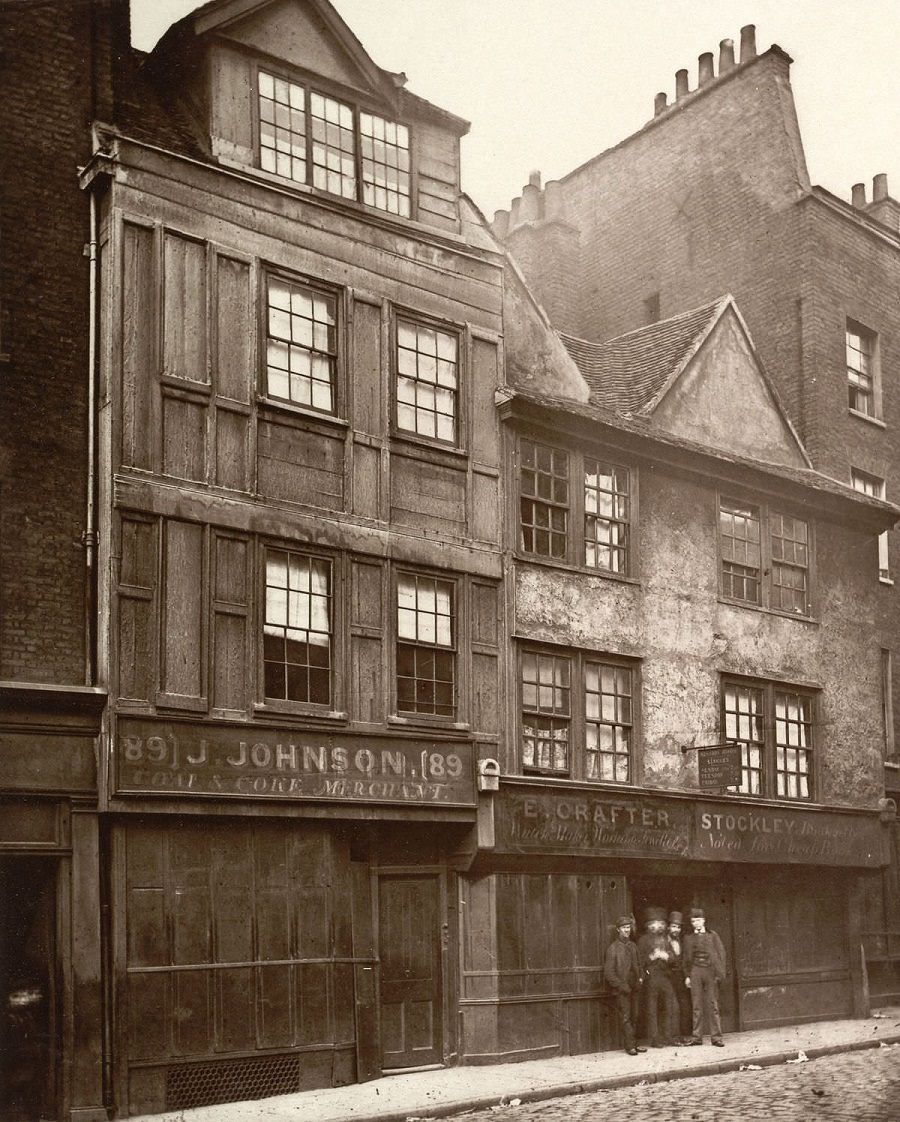 A relaxed gathering in Drury Lane.