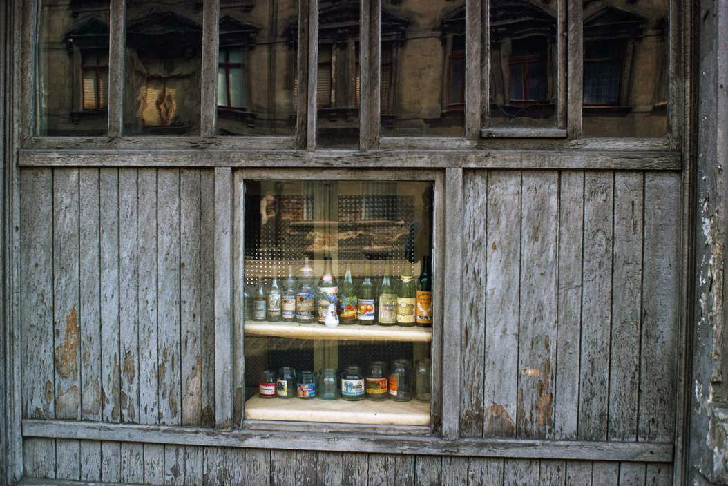 Store window in the district of Prenzlauer Berg. East Berlin, 1974.