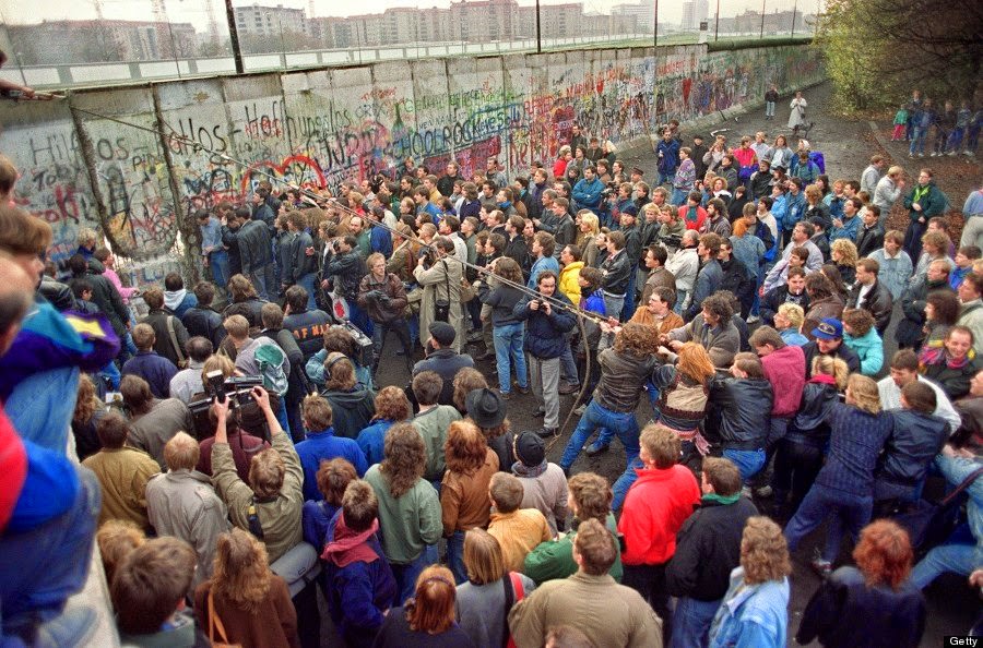 West Berliners crowd in front of the Berlin Wall early 11 November 1989