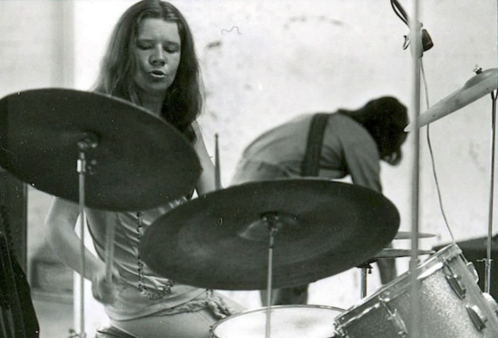 Janis Joplin playing Dave Getz’s drum set.