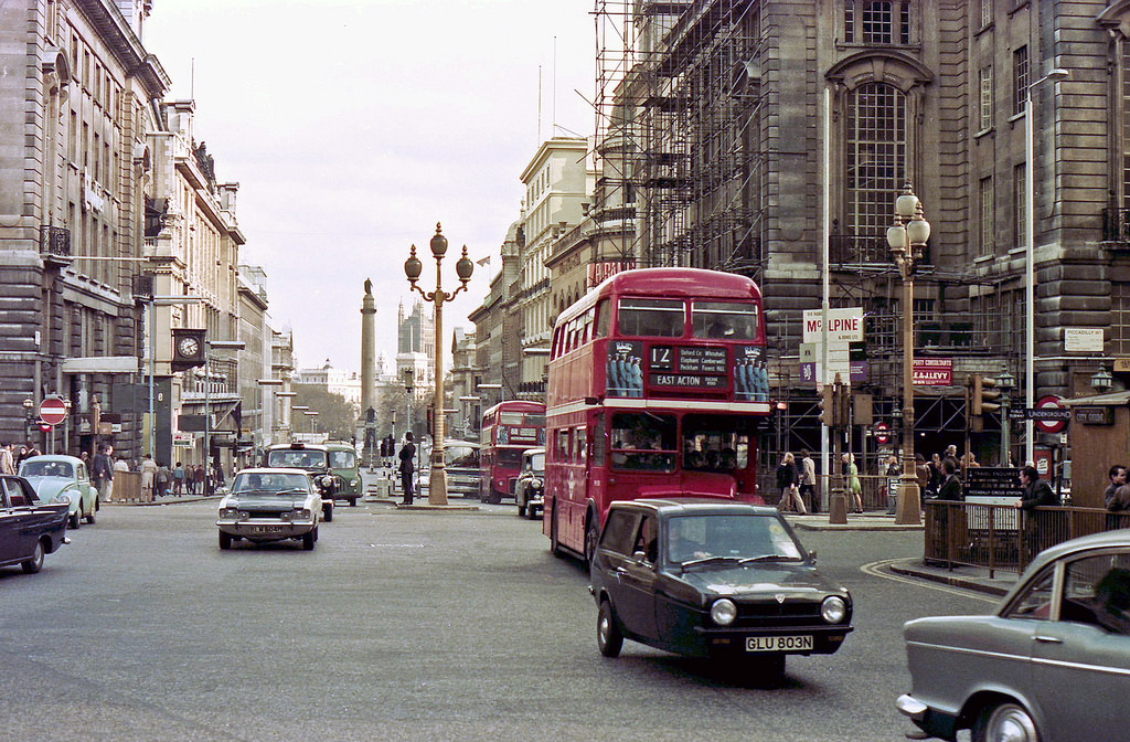 London in the Mid-1970s: Vibrant Photos Show Street Scenes, Roads and Raw Life in Britain's Capital