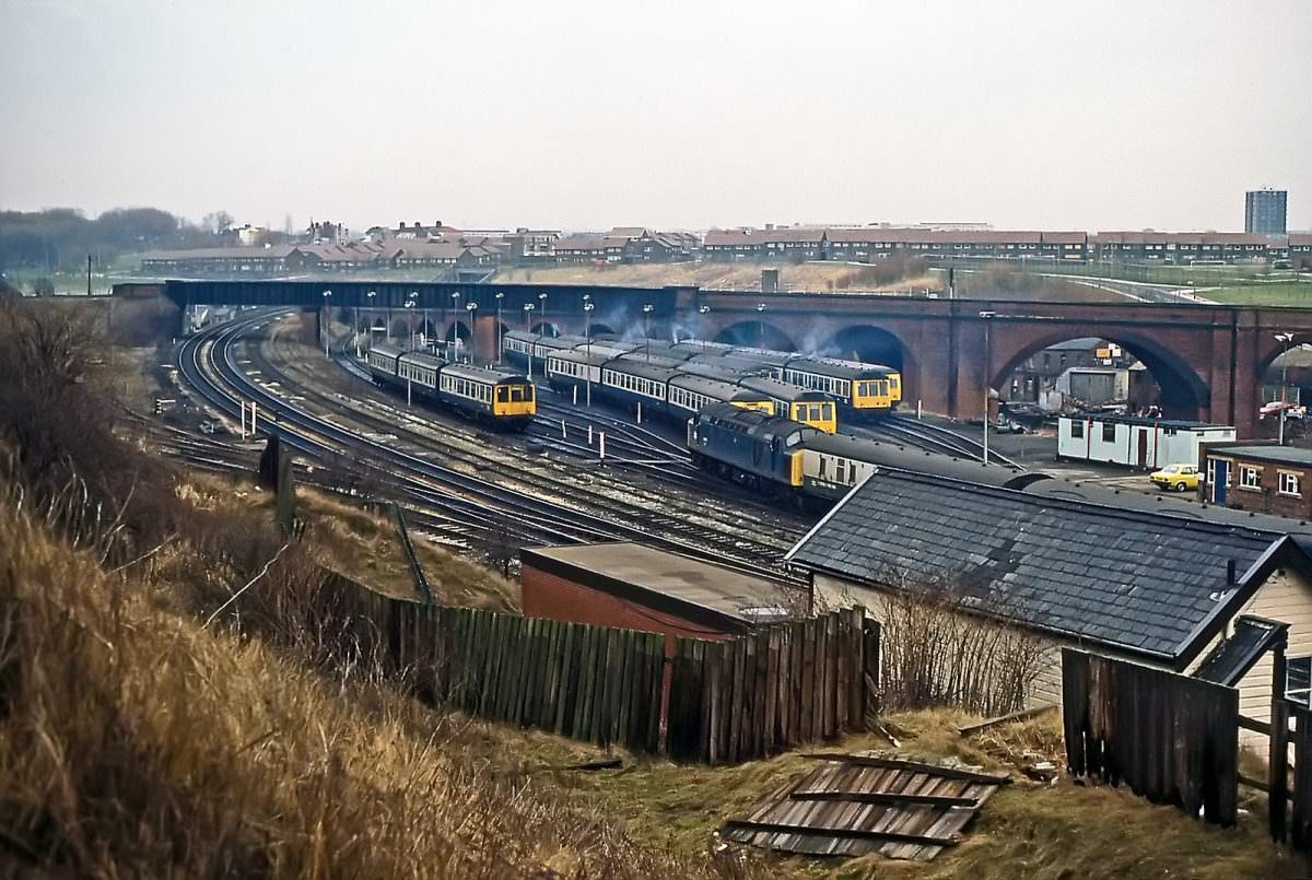 Type AL5 ac electric 85020 waits to leave Manchester Piccadilly with empty stock for Longsight carriage sidings on 23rd June 1984.