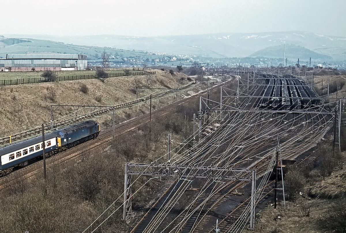 English Electric Type 4 No. 40082 passes Mottram yard with the ‘Humberside Envoy’, a Hull