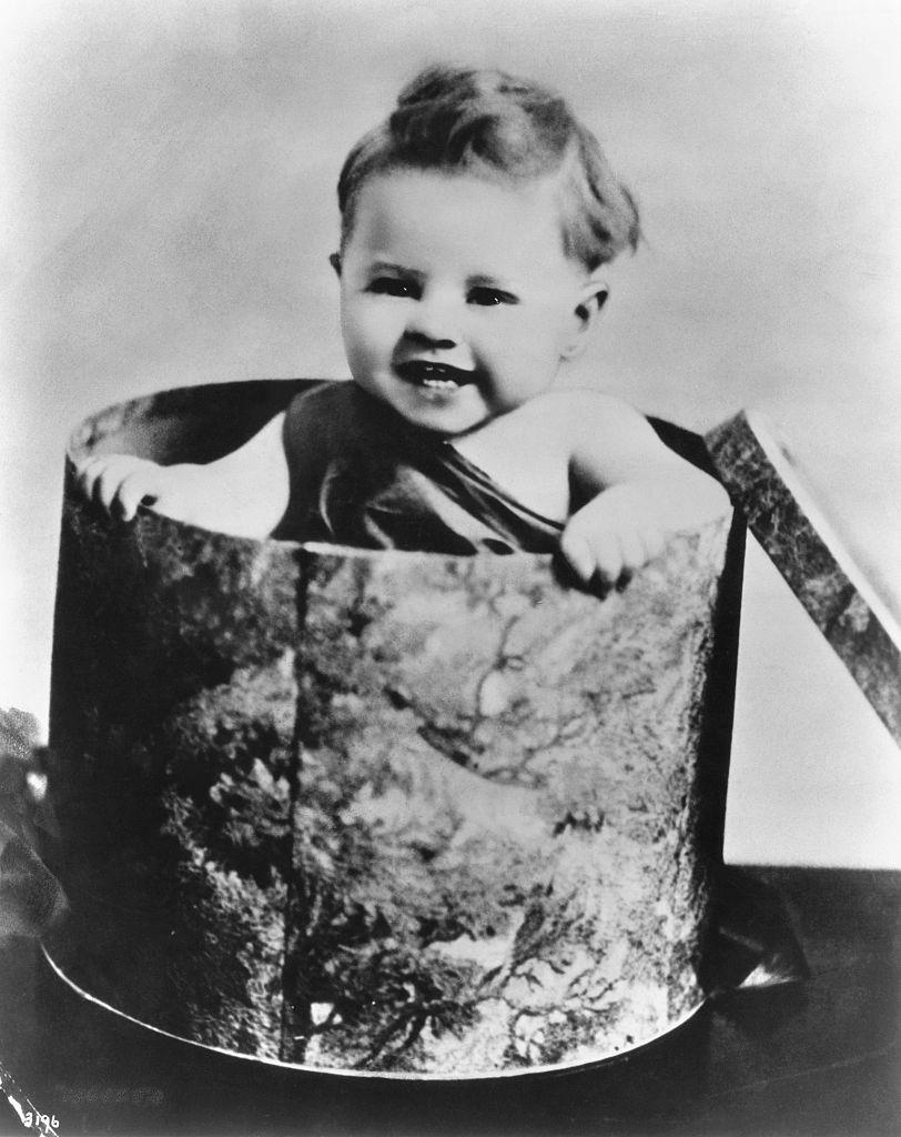 Mickey Rooney as infant inside a hat box, 1920