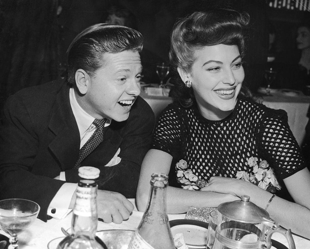 Mickey Rooney with her wife Ava Garder in a restaurant, 1943.