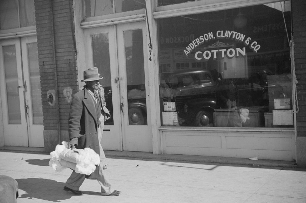 Farmers bring samples of cotton to sell in brokers’ offices. Clarksdale, Mississippi Delta, 1939.