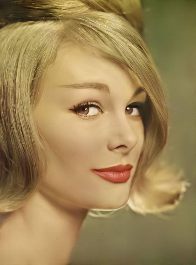 Monique Chevalier, Pond's make-up ad, Vogue, March 15, 1960