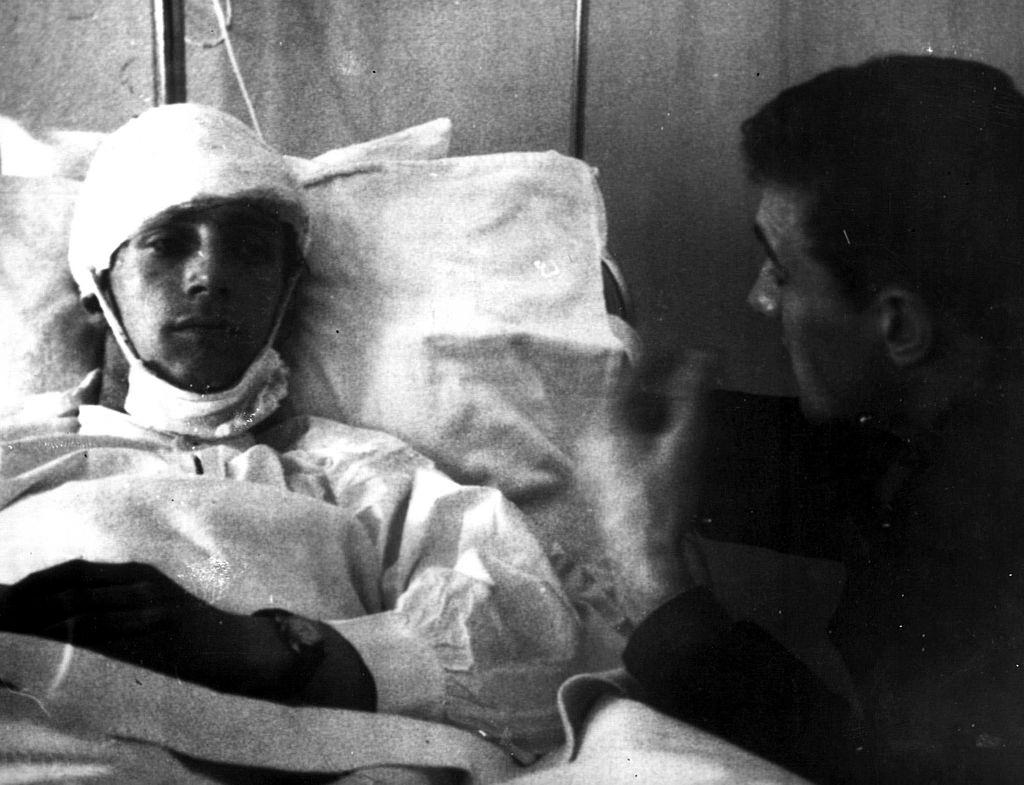 Manchester United's Dennis Viollet and captain Bill Foulkes talk in a Munich hospital.
