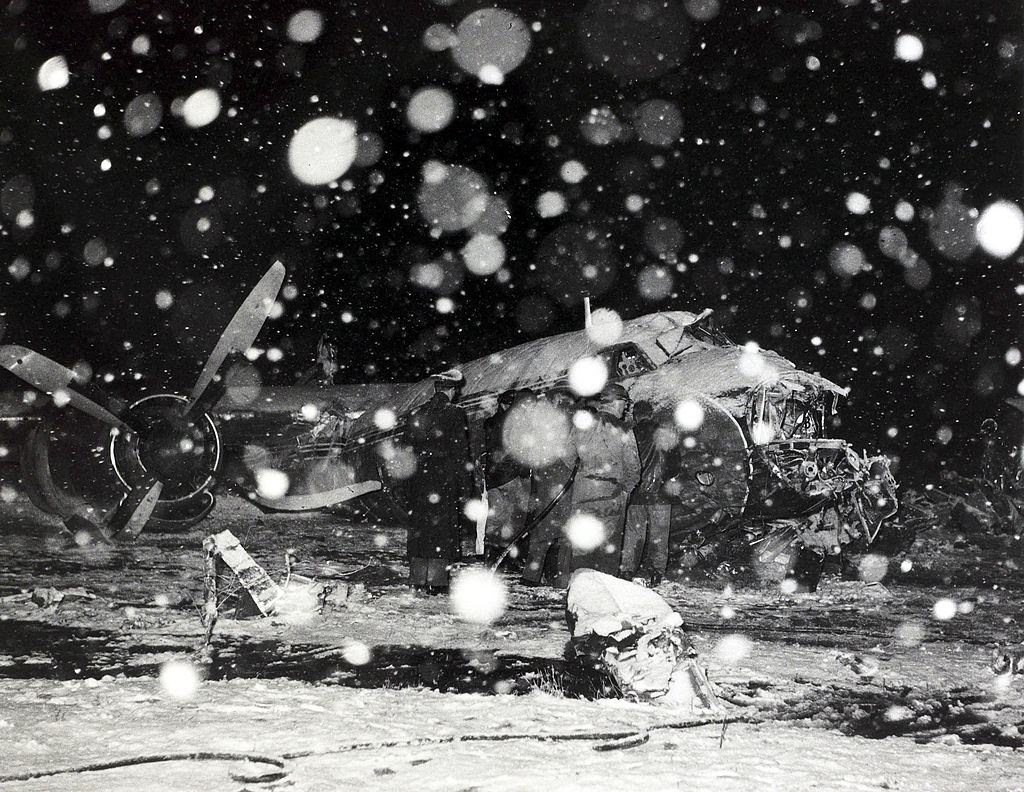 The snow covered fuselage, part of the wreckage of the B,E,A, Elizabethan airliner G-ALZU "Lord Burghley" after the crash at Munich. 6 February 1958.