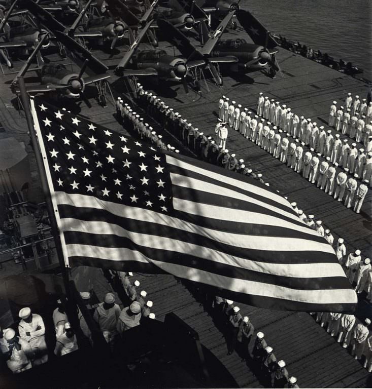 Amerikai haditengerészet amerikai zászló alatt, 1943.