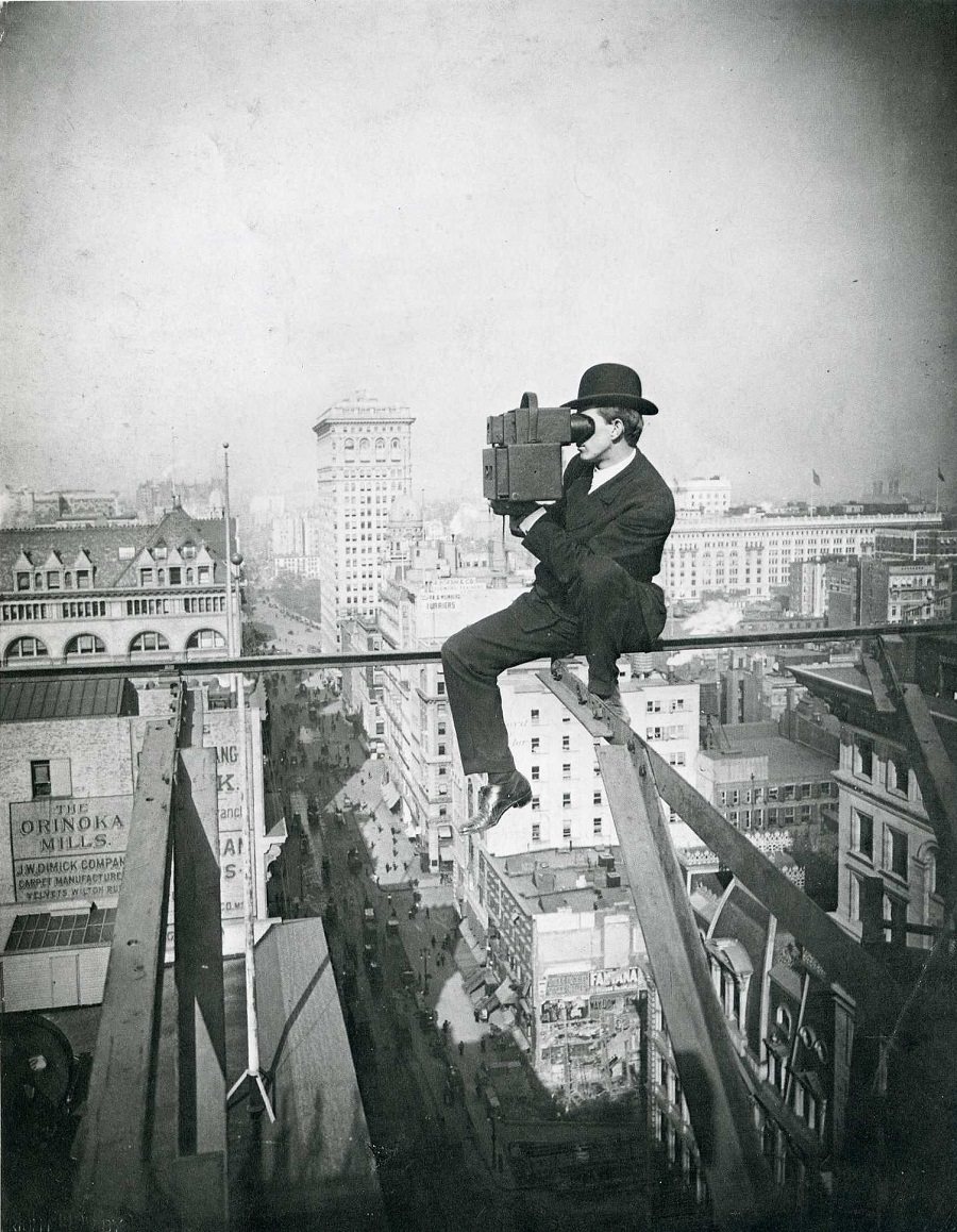 A famous picture of the photographer above the 5th avenue