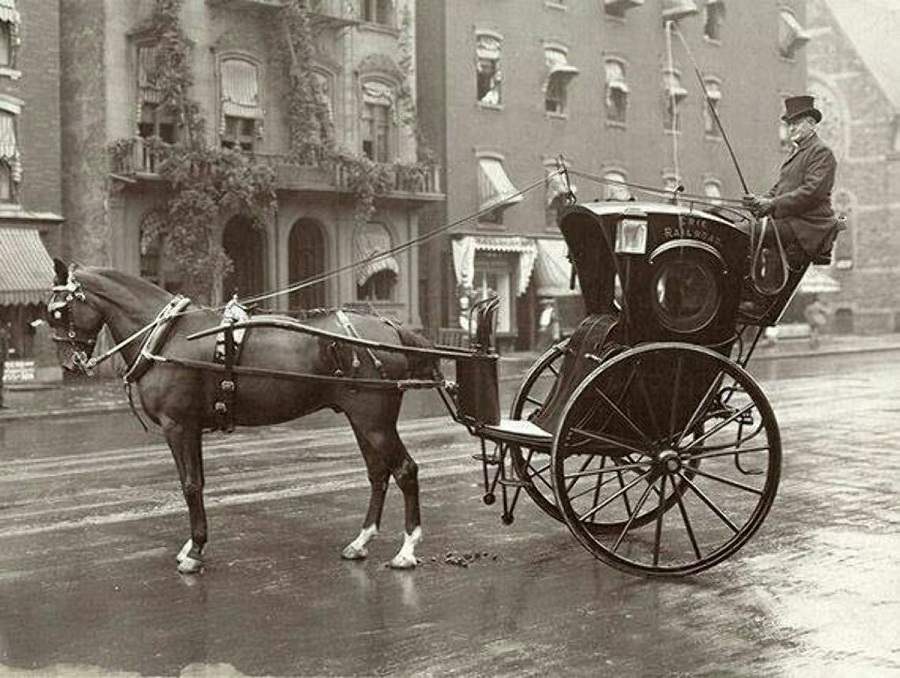 A taxi cab in 1905.