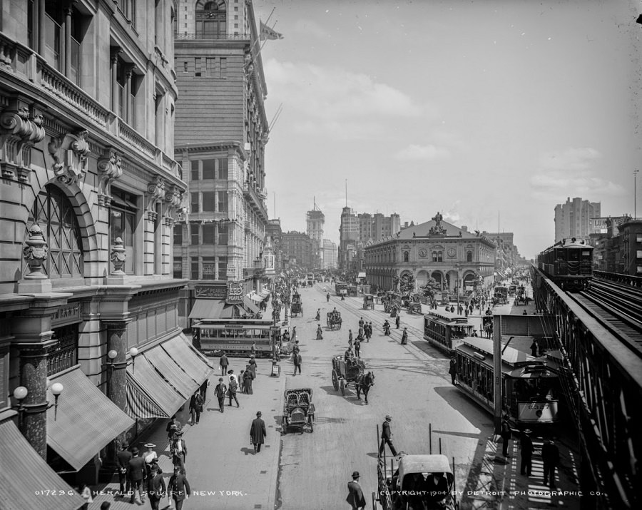 Herald Square, Looking North