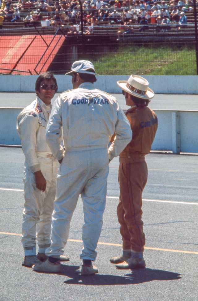 Lee Kunzman, Jerry Grant, and Mike Mosley in discussion on race day morning