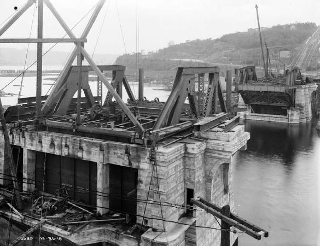 Fremont Bridge under construction, 1916