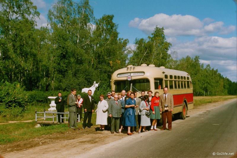 It’s hard to believe, but the passengers of this bus agreed to exit it in the middle of nowhere just for the photo of the foreigner