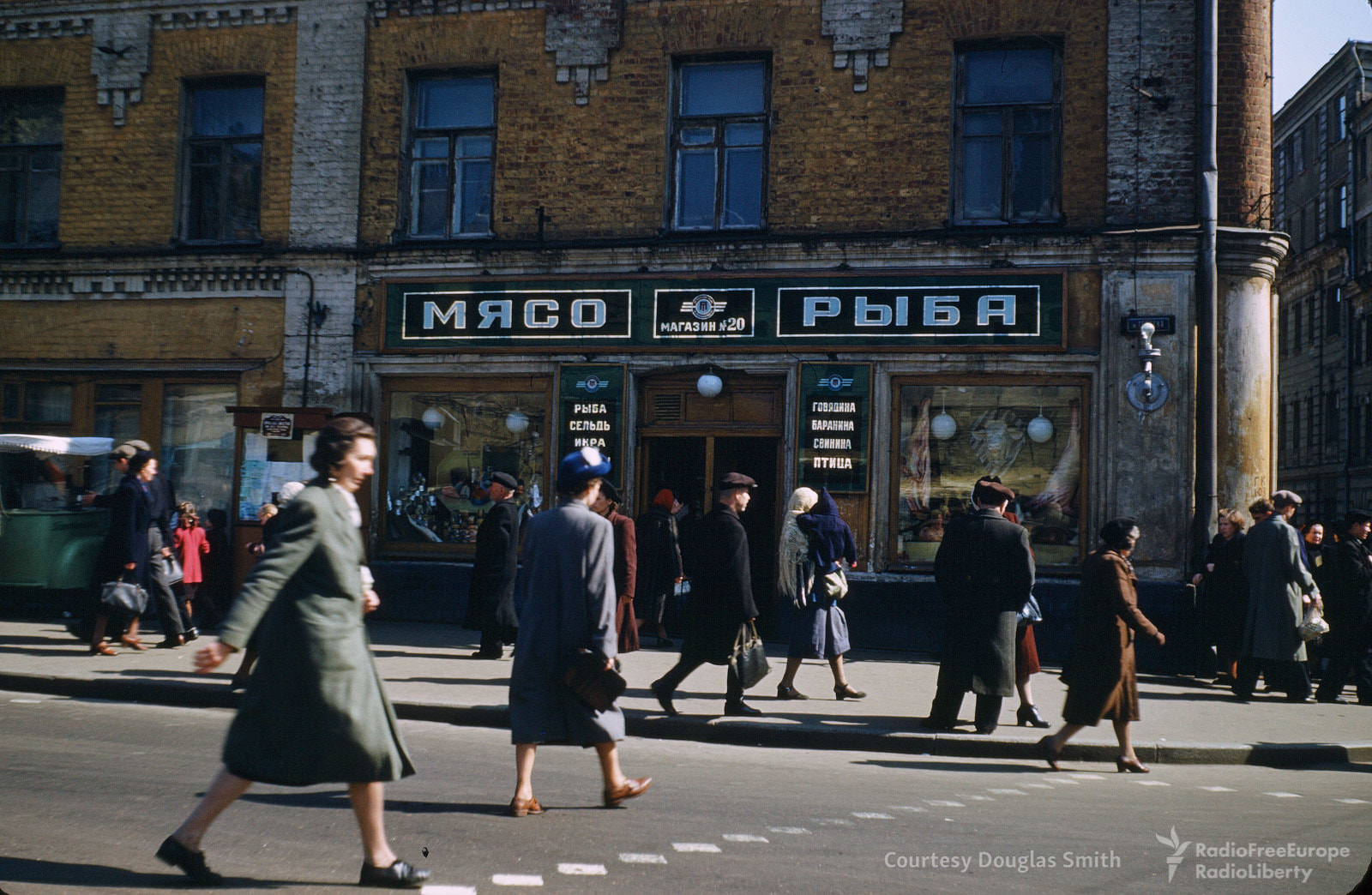 A street corner in central Moscow. The building has since been demolished.