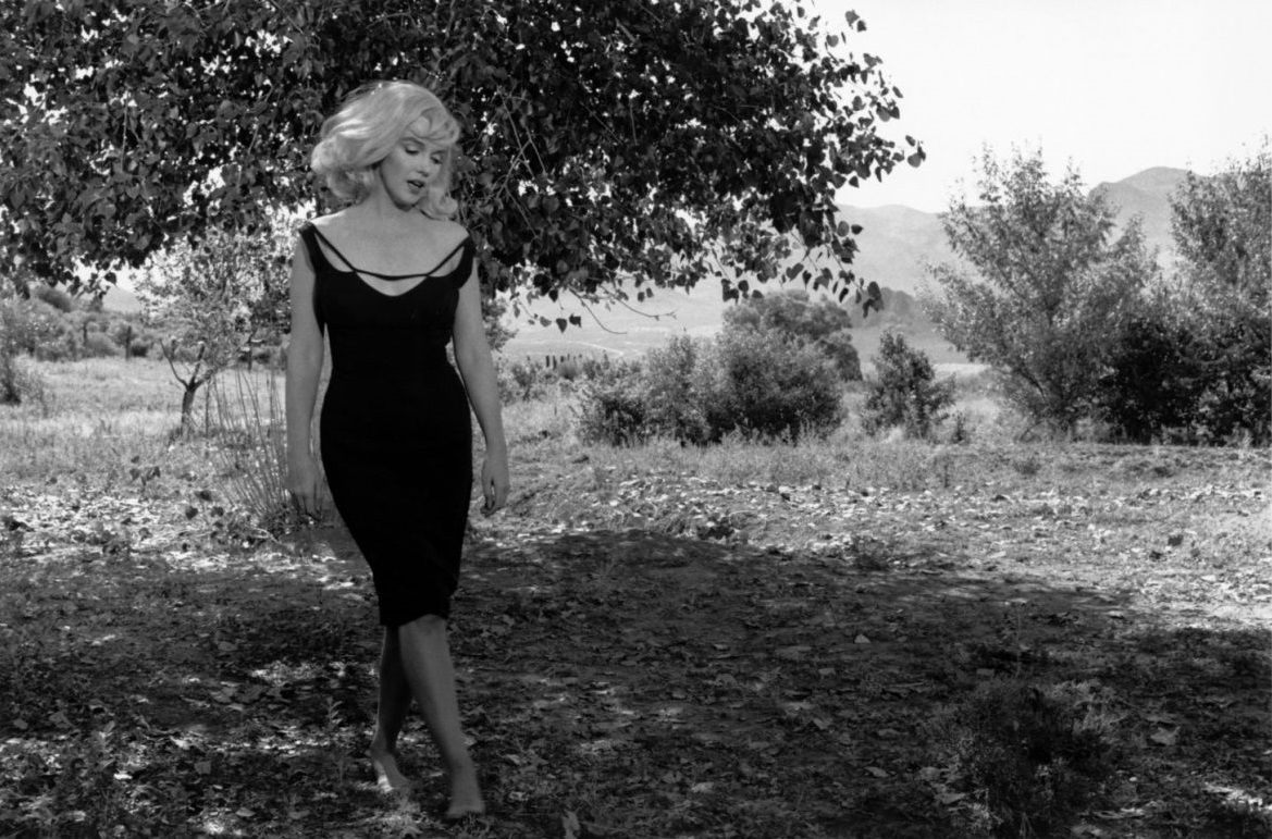 Marilyn Monroe in the garden, 1961.