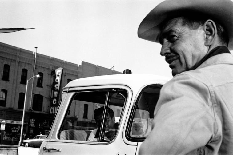 Clark GABLE and Eli Wallach in the car. The Misfits, 1961.