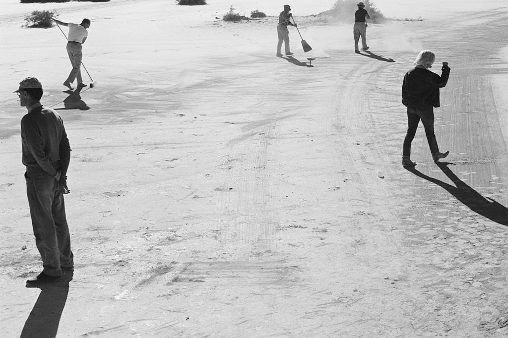 Marilyn Monroe walks away from her husband Arthur Miller on the set of 'The Misfits'