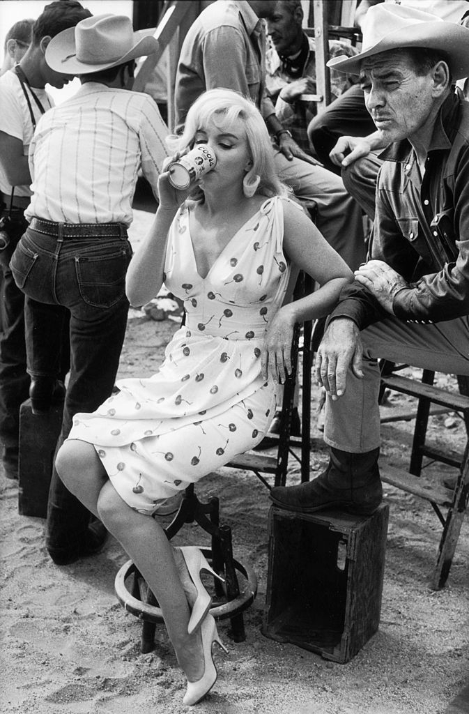 Clark Gable and Marilyn Monroe relaxing during the filming of 'The Misfits'