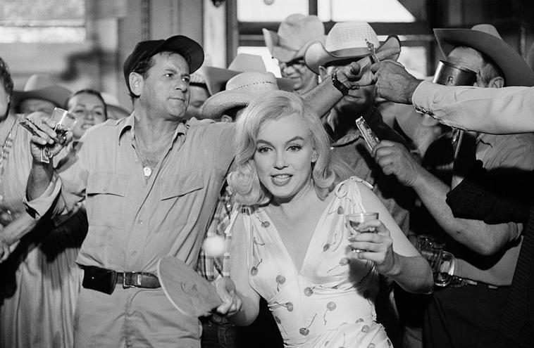 Eli Wallach and Marilyn Monroe during the location shoot of 'The Misfits' in the Nevada Desert