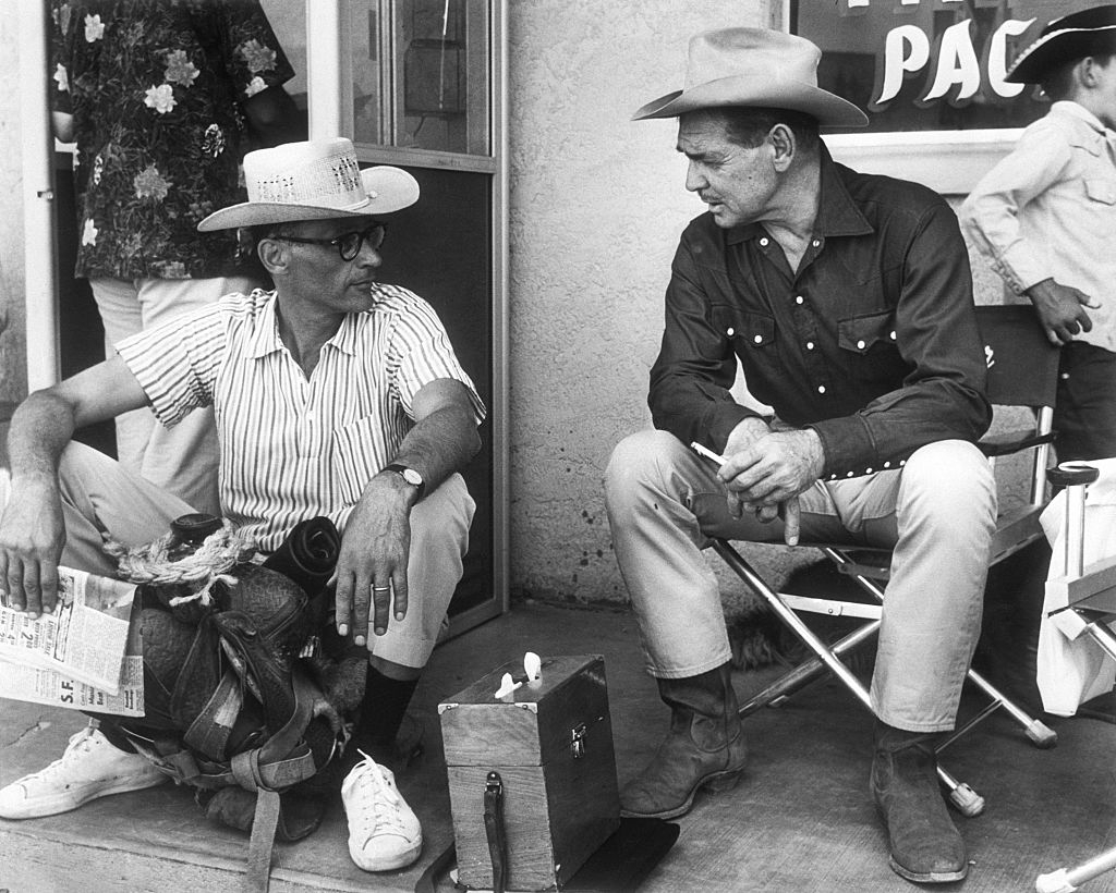 Arthur Miller talks with Clark Gable on the set of The Misfits