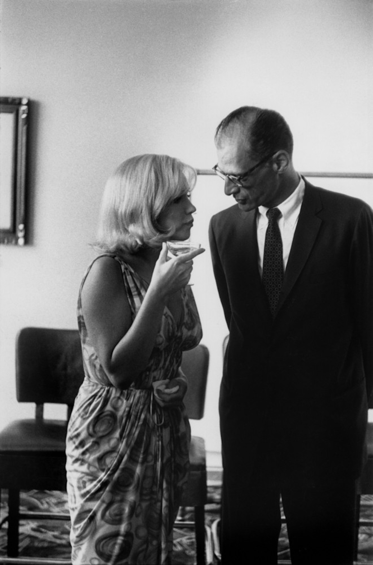 Marilyn Monroe talking with Arthur Miller.