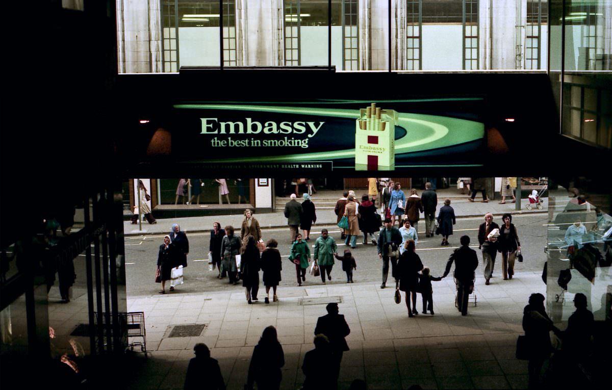 The Victoria Street entrance to Wolverhampton’s shopping precinct, the Mander Centre, with Beattie’s department store opposite. 5th April 1975.