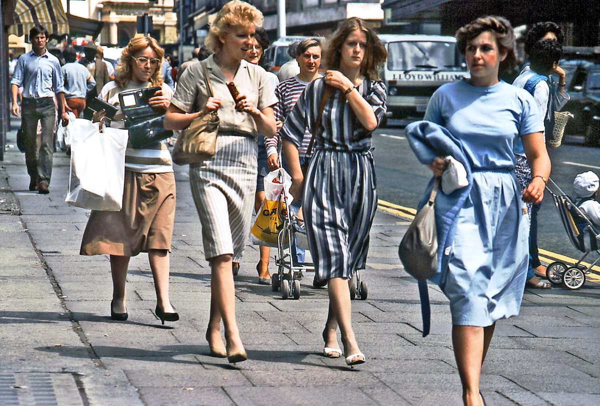 Office workers returning to work after lunch. Darlington Street, 30th May 1984