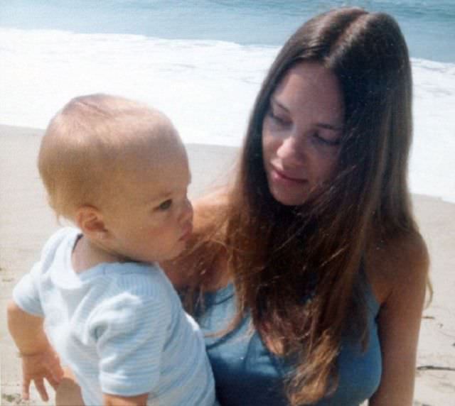 Angelina Jolie wiht her mother Marcheline Bertrand on the beach, 1979.