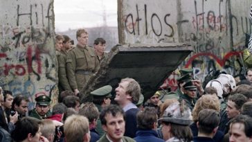 The Fall of Berlin Wall: Powerful Photos Show the Historic German Reunification in 1989