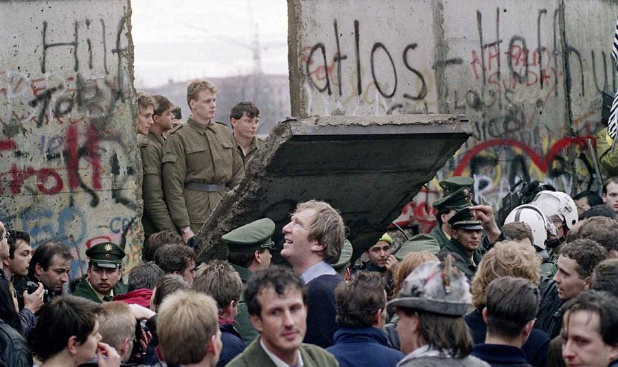 The Fall of Berlin Wall: Powerful Photos Show the Historic German Reunification in 1989