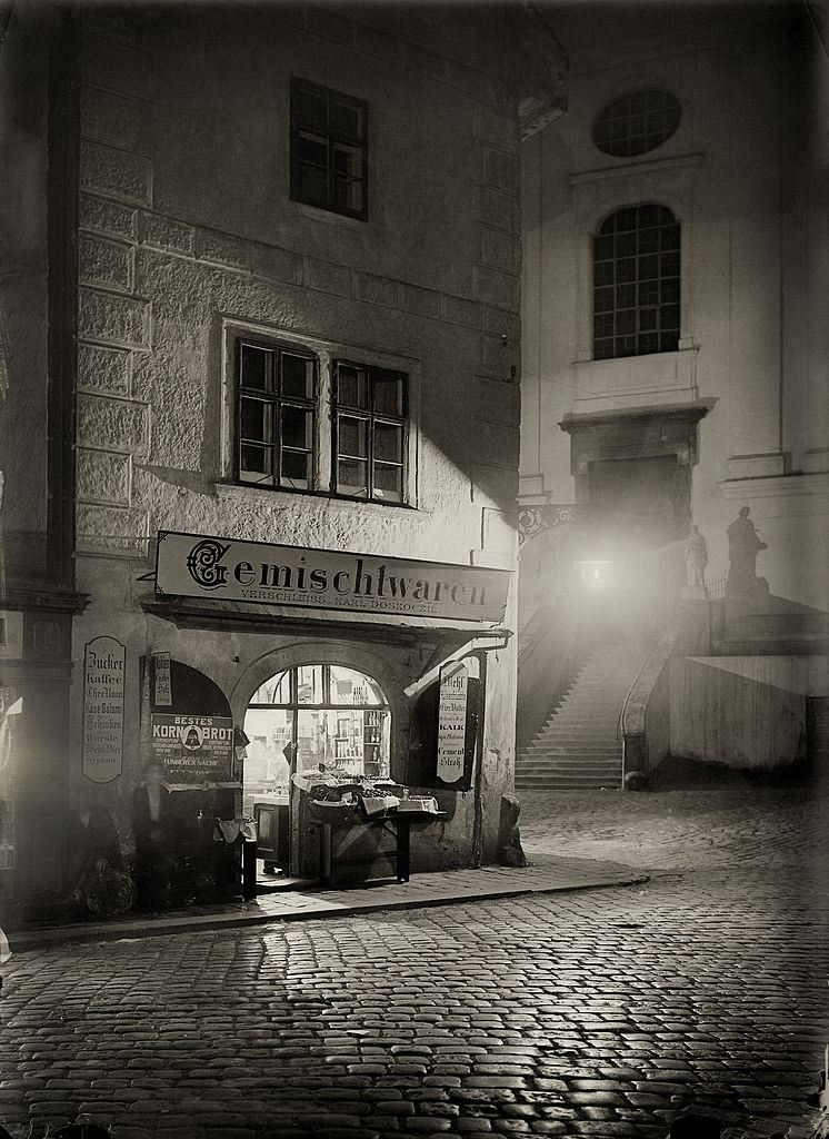A grocery at Ulrichsplatz in Vienna, 1905.