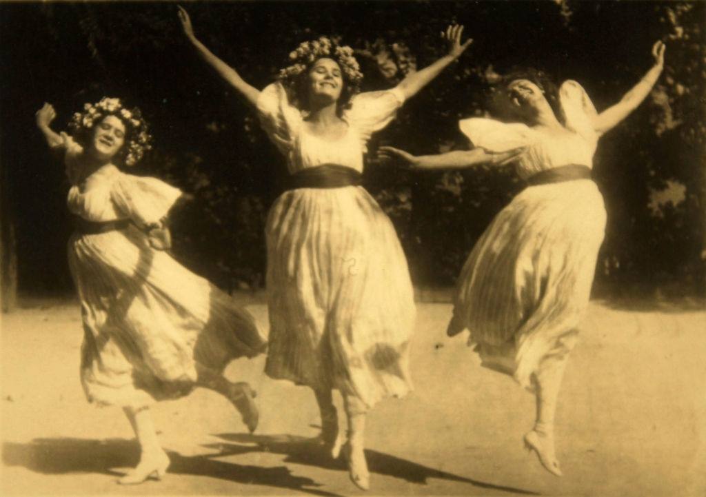 The dancer Grete Wiesenthal with her sisters Elsa Wiesenthal and Berta Wiesenthal in Lanner-Schubert-waltz, 1908.