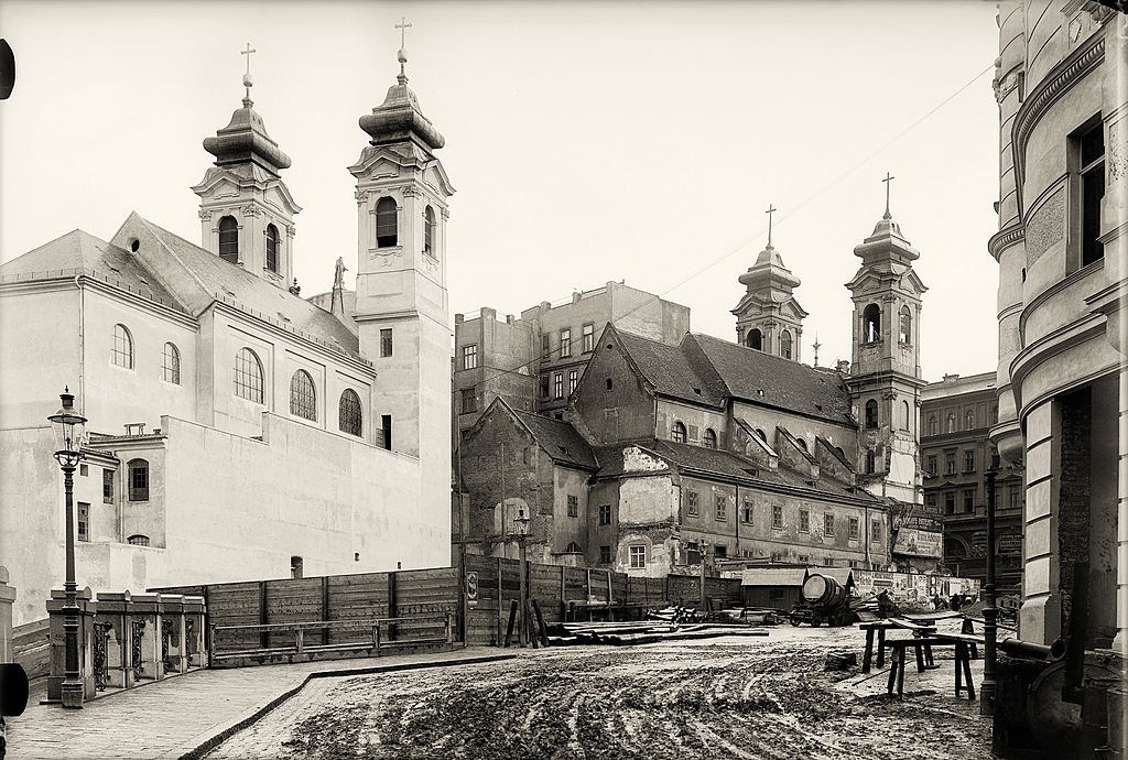 The new and the old Laimgrubenkirche in Mariahilf, 1907.