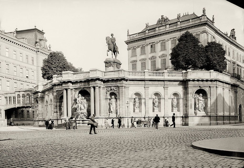 Archduke Albrecht palace and the Albrecht fountain, 1907.