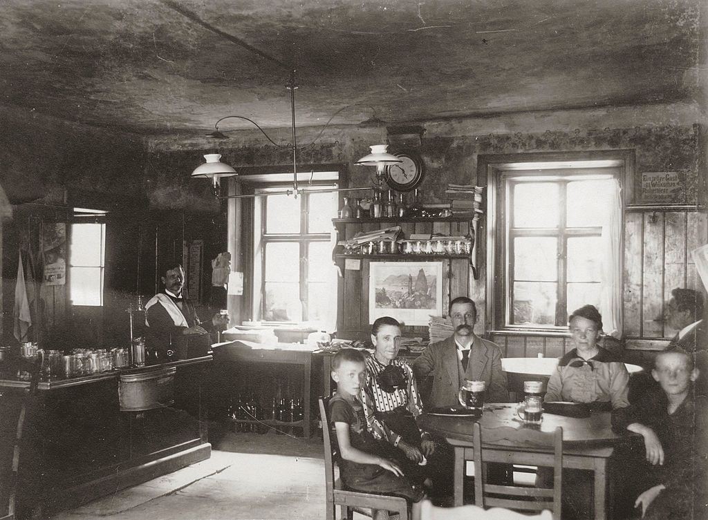 Inside the restaurant "Zum Kurfuersten" at Althahnstraße. The smallest tavern in Vienna with only 5 tables, 1900.