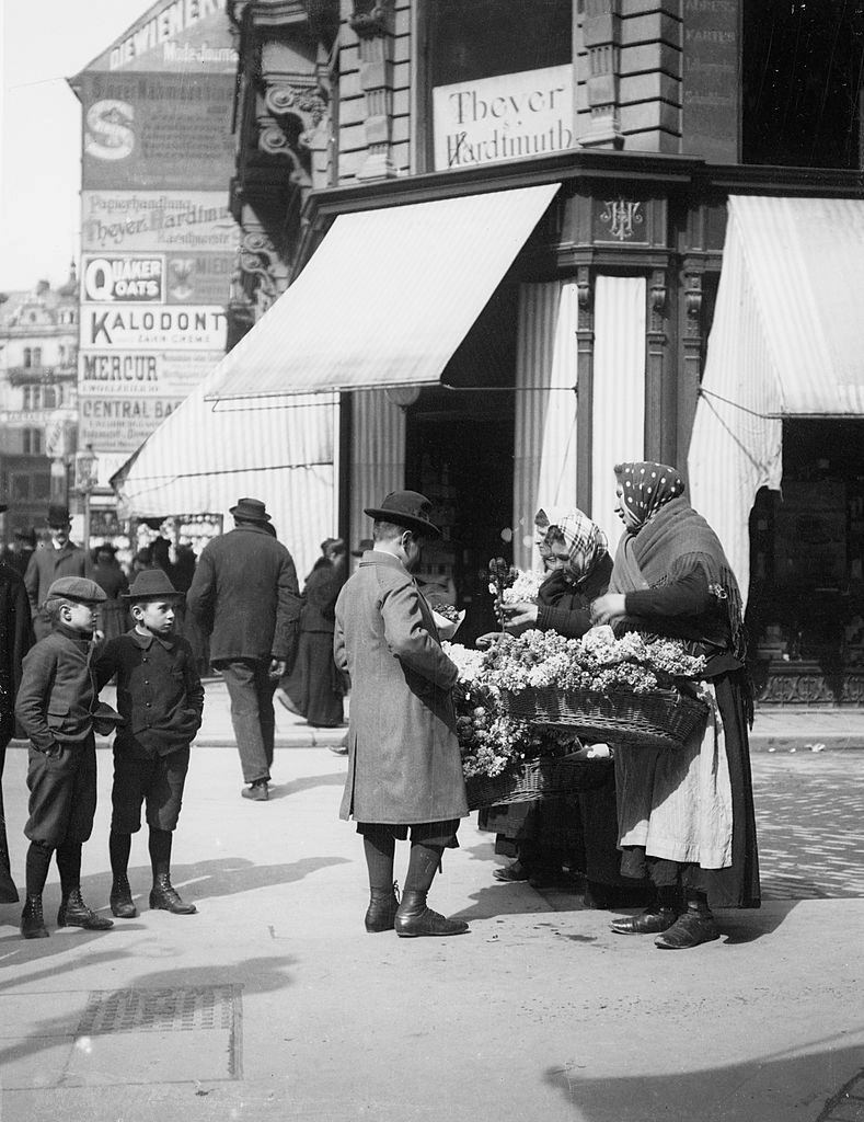 A florist with customers in Kärntnerstrasse, 1900.