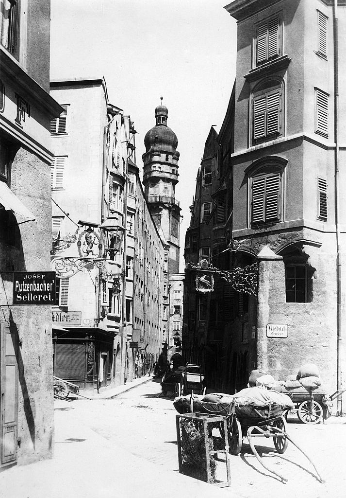 Kiebachgasse alley in Innsbruck, 1909.