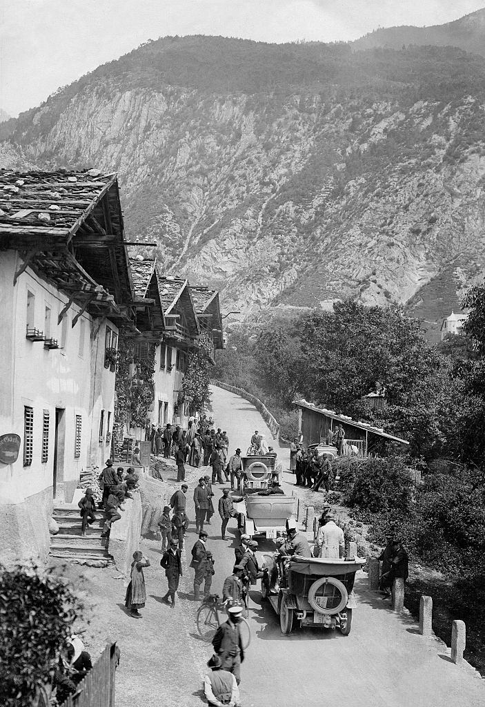 The last stretch of the Herkomer competition at the foot of the dreaded Zirler mountain' near Innsbruck, 1906.