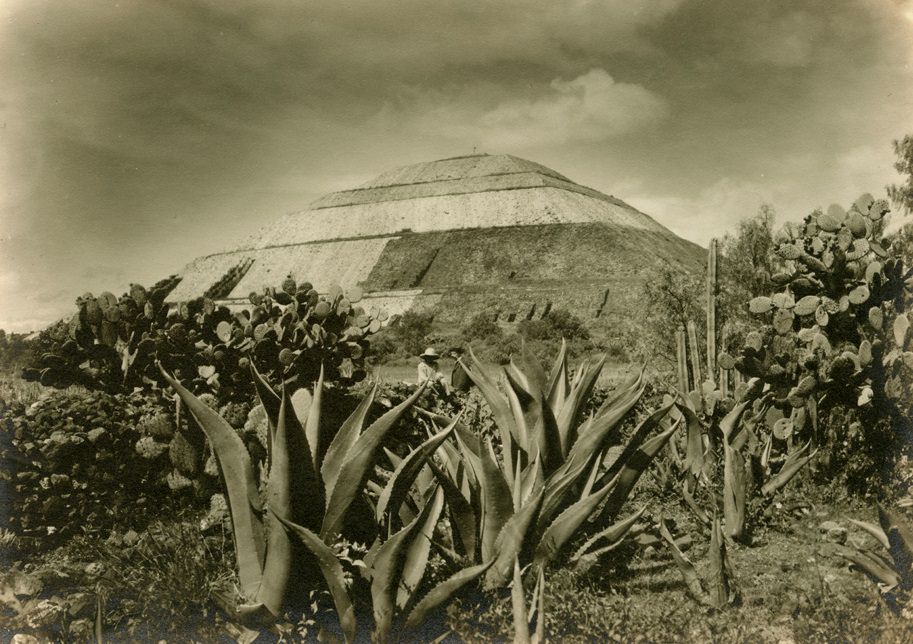La Piramide del Sol, San Juan Teotihuacan, 1904