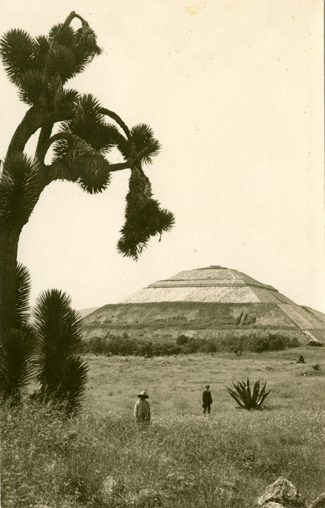 La Piramide del Sol, San Juan Teotihuacan, 1904